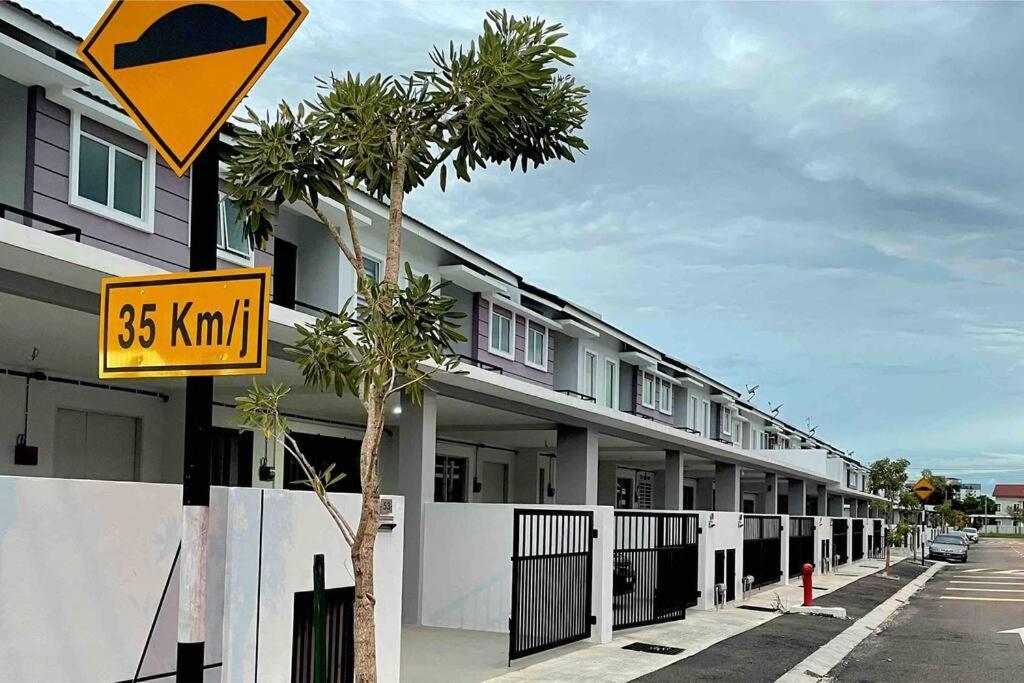 Hanan Homestay Klebang Ipoh With A View Of Mount Korbu, For Musl!M Only!! المظهر الخارجي الصورة